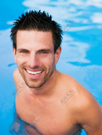 游泳池里的外国男士图片