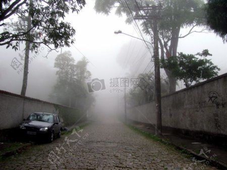 浓雾下的小镇街道