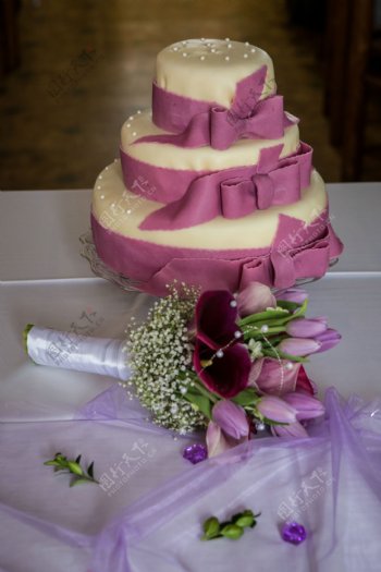 蛋糕上的蝴蝶结和鲜花图片