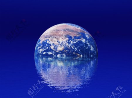 水中飘浮的地球图片