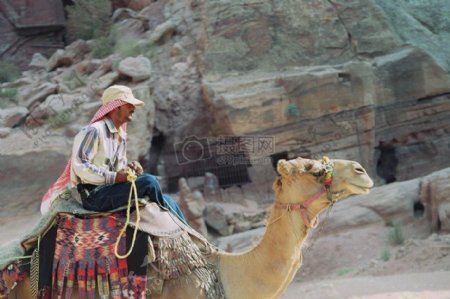 沙漠中骑行的骆驼