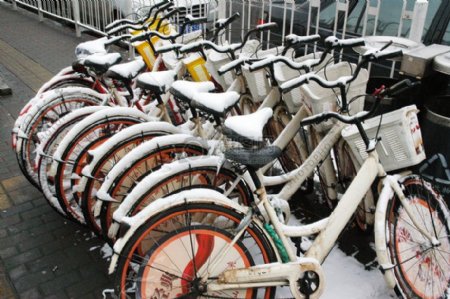 落满雪的自行车