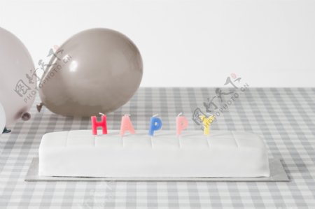 桌子上的气球和彩色英文字母图片
