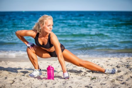 沙滩上健身的性感女人图片