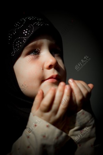祈祷的儿童图片