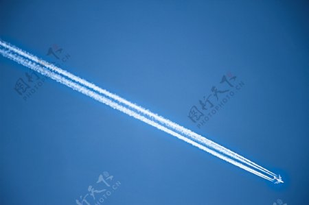 空中飞机尾气图片