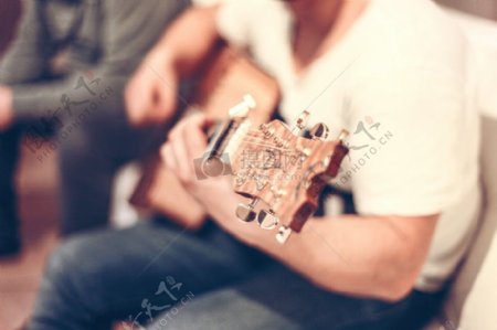人人坐打音乐音乐家音乐播放器串仪器吉他
