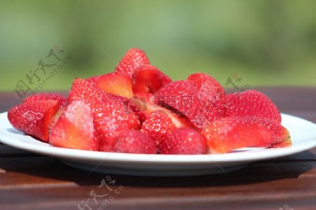 盘子上的草莓