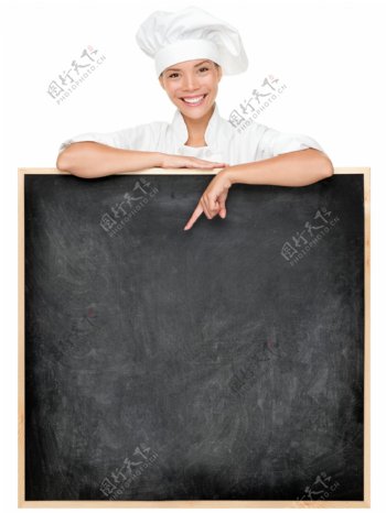 黑板后微笑的外国女厨师图片