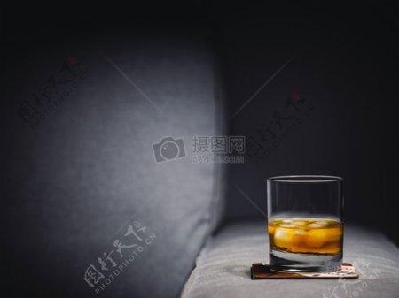 冷酒饮料玻璃冰沙发威士忌威士忌冰冰块酒精公共领域图像