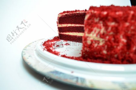 盘子里的红色蛋糕