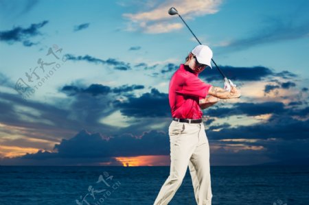 海边打高尔夫的男人图片