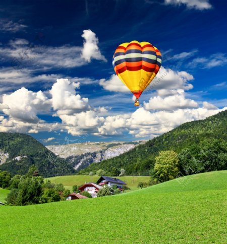 草原上空的热气球图片
