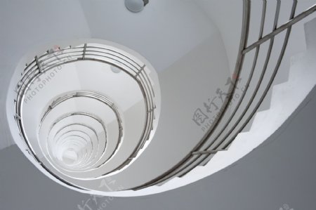 白色螺旋楼梯图片