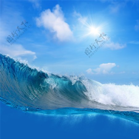 蓝天白云与巨浪浪花图片