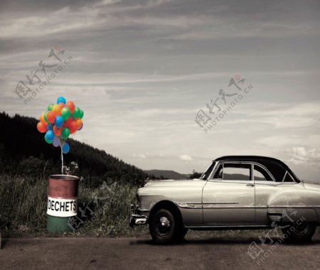 老爷车与气球铁桶影楼摄影背景图片