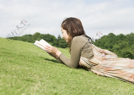 草地上看书的美女图片