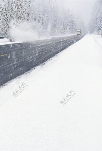公路与暴风雪天气影楼摄影背景图片