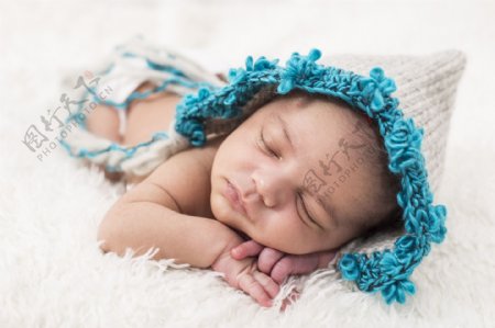 带毛线帽趴着睡觉的婴儿图片