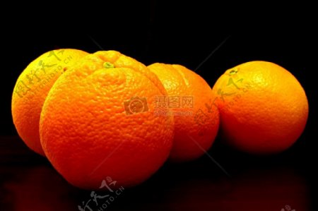 黑色背景的橙子