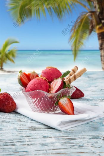 草莓美味冰淇淋图片