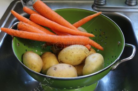 篮筐里的土豆胡萝卜