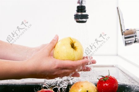 厨房清洗的水果蔬菜图片