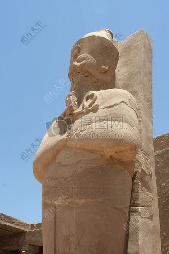 天空下的埃及雕塑