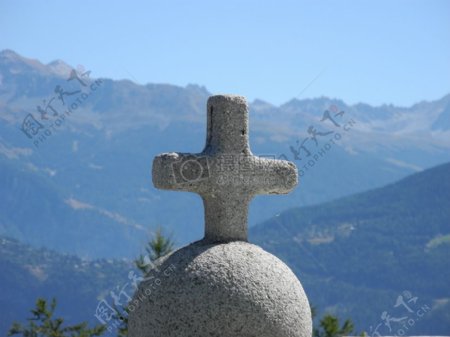 石制的十字架雕塑