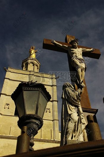 宗教建筑前的十字架