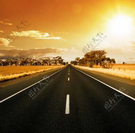 黄昏下的公路风景图片