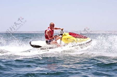 驾使快艇在海上玩的外国男人图片