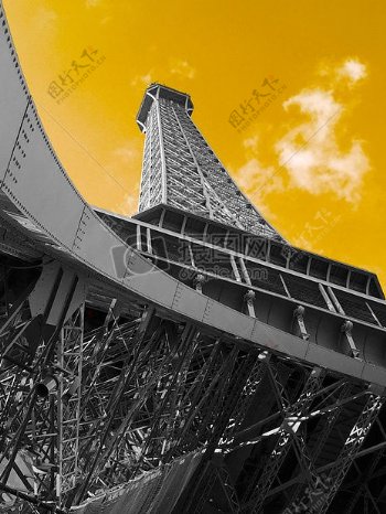 高耸的法国铁塔