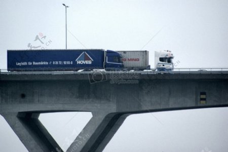 桥上的卡车