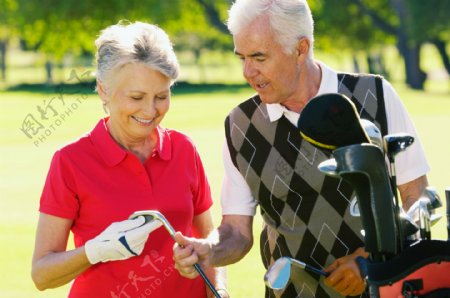 高尔夫球场上的老年夫妇图片