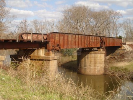 横跨河道两岸的铁路桥