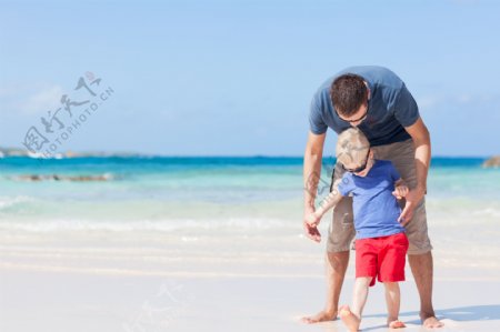 海滩上玩耍的父子图片