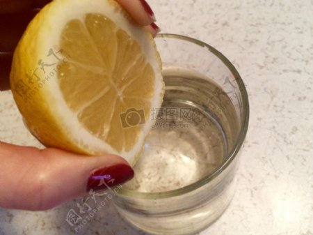 柠檬和水杯