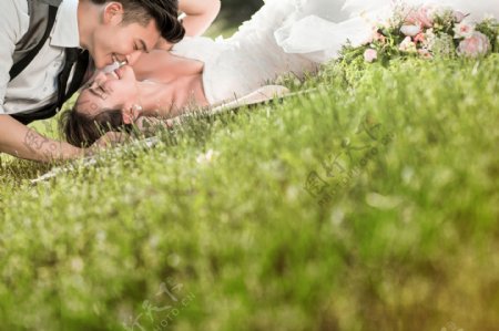 躺在草地上接吻的恋人图片