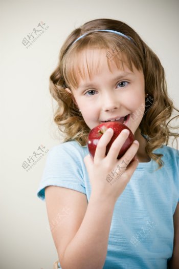 吃苹果的小女孩图片