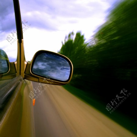 行驶中的汽车反光镜图片