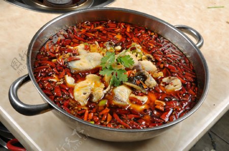辣椒很多的水煮鱼锅子图片