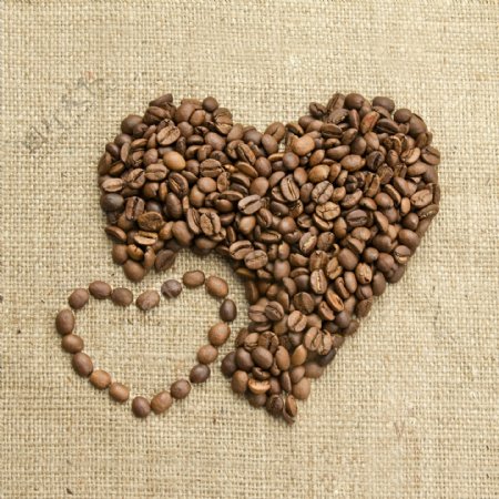 布纹上的咖啡豆图片