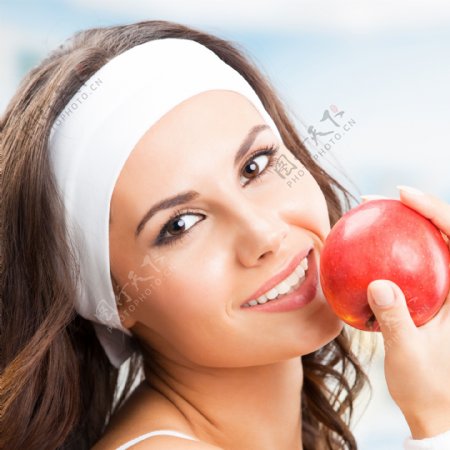 吃苹果的健身美女图片