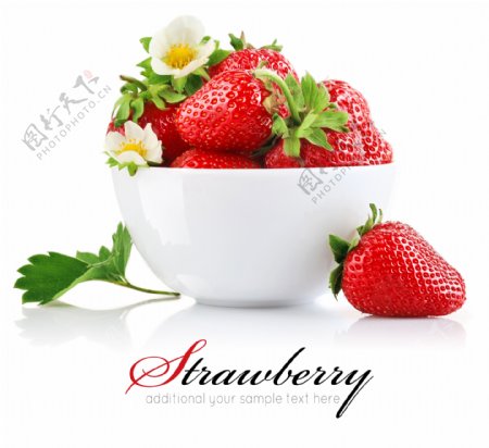 碗中的草莓与花图片