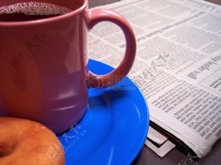 报纸和咖啡杯