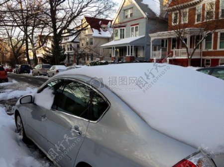 汽车上的积雪