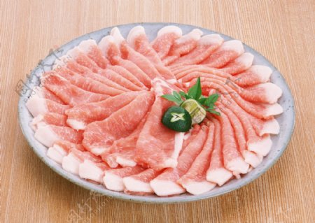 盘子里的鲜肉图片