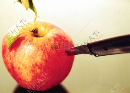 插着刀子的苹果