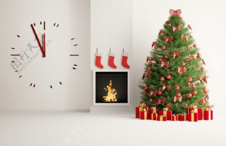 钟表墙壁和圣诞树